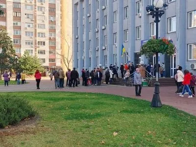 За несколько дней до "красной зоны": в Киеве люди без масок и дистанции выстраиваются в длинные очереди на вакцинацию