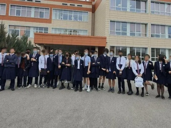 В Казахстане мальчики пришли на занятия в юбках из-за самоубийства школьника