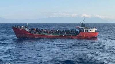 Греція врятувала корабель з 400 мігрантами, який зазнав лиха біля острова Крит