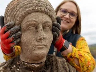 В Англии археологи обнаружили древнеримские скульптуры под нормандской церковью