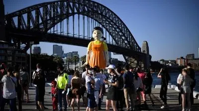 В Сиднее установили куклу из сериала "Игра в кальмара" высотой более 4 метров
