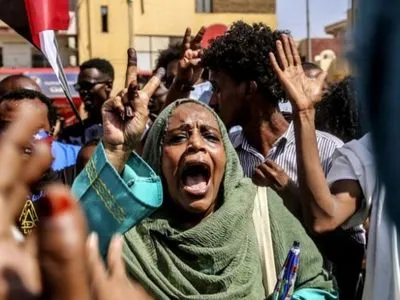 Переворот в Судане: тысячи людей протестовали против захвата власти военными, трое убиты
