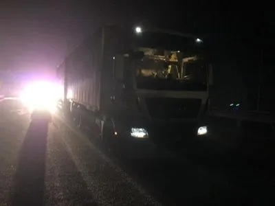 В Киевской области 16-летний парень прыгнул с моста на лобовое стекло грузовика
