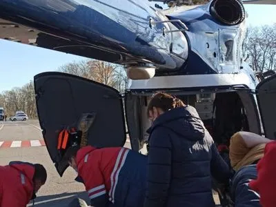 Мотоцикліст тяжко травмувався у ДТП - до лікарні Львова його доставив поліцейський гелікоптер