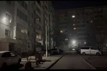 Громко играли: в России парень сбросил с балкона многоэтажки двух девочек.