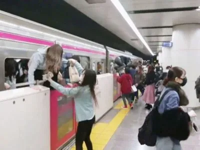 У Токіо невідомий поранив пасажирів у поїзді метро і підпалив вагон