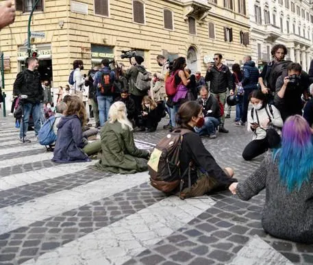 В центре Рима экоактивисты второй день подряд блокируют движение транспорта