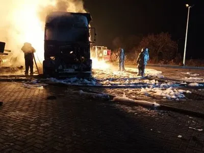 В Харьковской области третий день продолжается пожар на АЗС