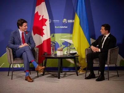 Зеленський запросив Трюдо до України та обговорив спрощення поїздок українців до Канади