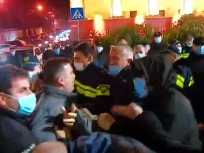 В Грузии возле парламента пытались установить палатку в поддержку Саакашвили: есть задержанные