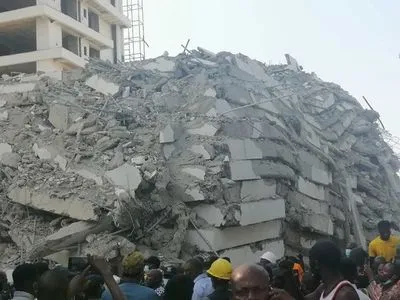 Щонайменше 3 особи загинули внаслідок обвалення висотної будівлі в Нігерії