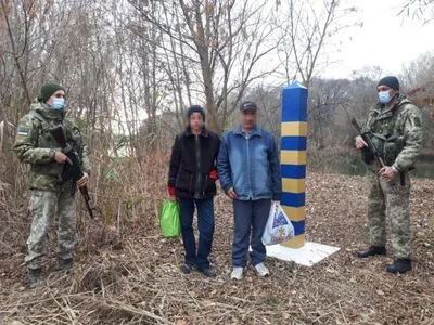 Сложили вещи в пакеты и прыгнули в холодную воду: супруги из Молдовы вплавь пересекли украинскую границу