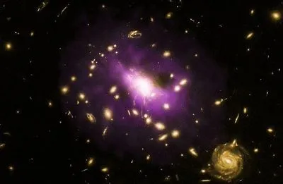 Телескоп NASA показал сверхмассивное скопление галактик (фото)