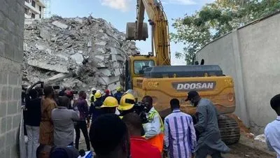 В результате обрушения здания в Нигерии, погибли по меньшей мере десять человек. Спасатели продолжают поиски выживших
