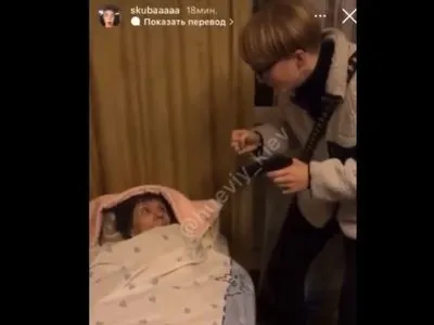 В Киеве двое парней целились пистолетом в парализованную бабушку и снимали это на видео. Полиция открыла производство