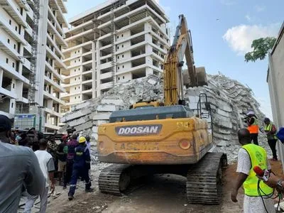 Обвал багатоповерхового будинку в Нігерії: близько 100 людей зникли безвісти
