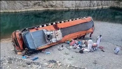 В пакистанському Кашмірі автобус звалився в ущелину, загинули 22 людини