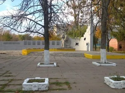 Невідомі під Харковом побили пам’ятник загиблим у Другій світовій війні