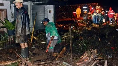Сильные дожди вызвали внезапные наводнения в Индонезии. 11 человек пропали без вести