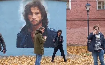 Пели песни кумира у стены с граффити: в Петербурге полиция жестко разогнала поклонников певца Игоря Талькова