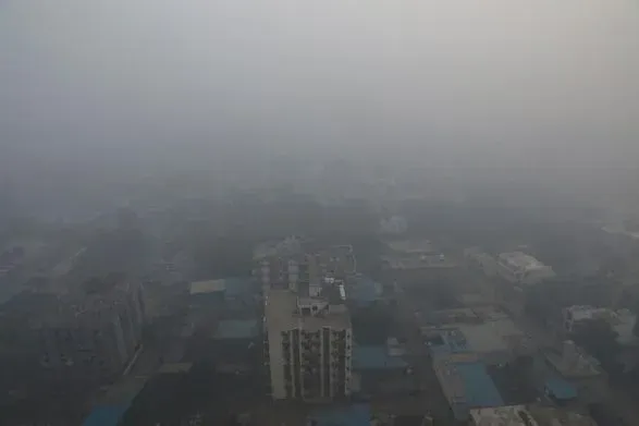 Токсичний смог окутав індійську столицю під час святкування Дівалі. Людям нічим дихати
