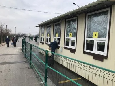 На Донбассе из-за обстрелов останавливали пропуск на КПВВ в Станице Луганской