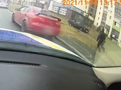 У Києві водій, тікаючи від поліції, зніс торгівельні намети та зіткнувся з автомобілем
