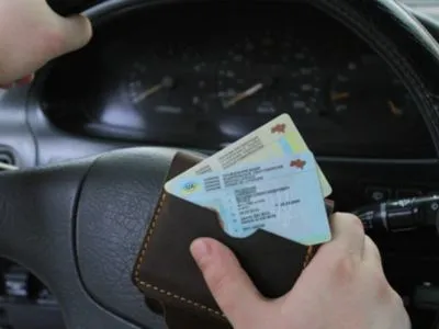 Українцям дозволили отримувати поштою посвідчення водія