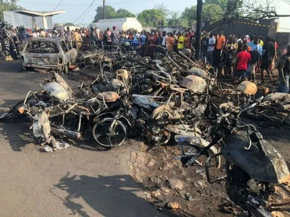 Число жертв после взрыва бензовоза в Сьерра-Леоне бензовоза достигло 108 человек