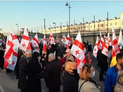 Грузия: у тюрьмы в Рустави митингующие требовали госпитализации Саакашвили