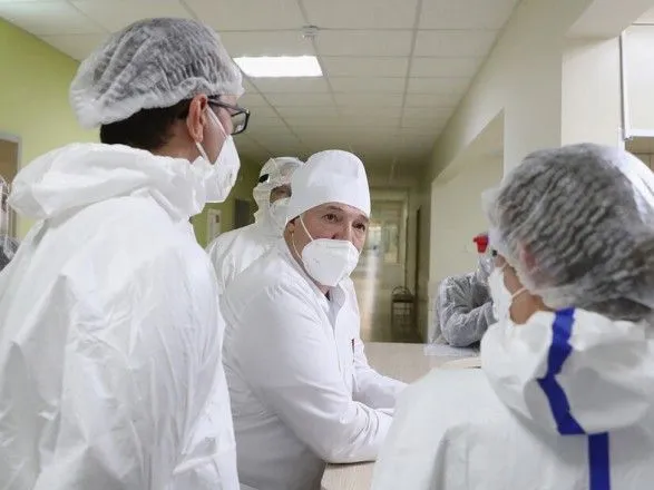 Лукашенко решил снять маску в красной зоне COVID-больницы, чтобы "доказать", что больных посещает "не двойник"