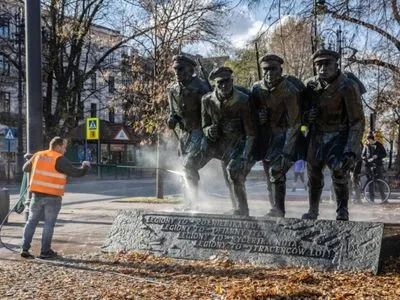 У Кракові невідомі розмалювали пам'ятник Юзефу Пілсудському у кольорах українського прапора