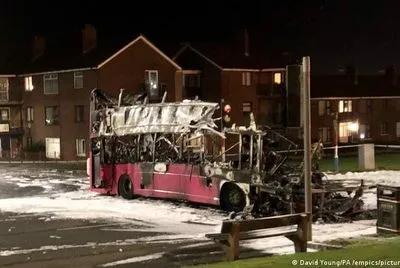 У Північній Ірландії четверо чоловіків викрали та підпалили автобус