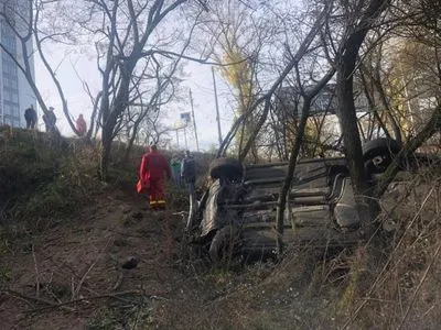 "Не дотримався безпечної швидкості": у Вишгороді водій таксі вилетів у кювет