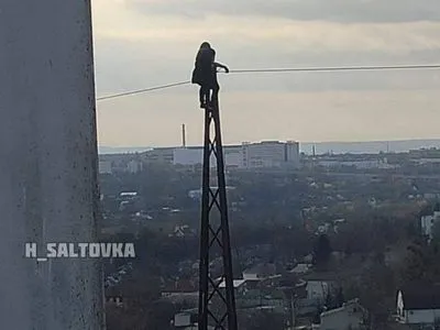 В Харькове женщина залезла на высоковольтную электроопору: ее госпитализировали