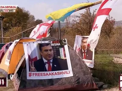 Близько десяти прихильників Саакашвілі голодують у наметах біля в'язниці у Руставі