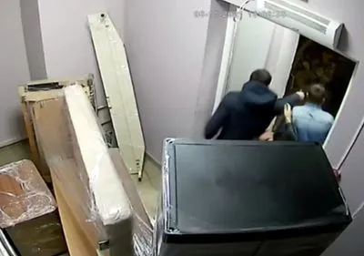 В России жители многоэтажки обстреляли ремонтников лифтов из-за сильного шума
