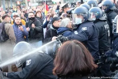 Коронавирус: в немецком Лейпциге полиция разогнала противников карантинных ограничений