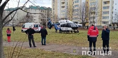 Поліцейський гелікоптер доставив до Львова 20-річну дівчину з підозрою на інсульт
