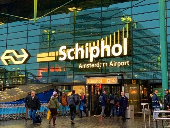 В Амстердамі вісьмох пасажирів забрали з рейсу за відмову надягти маски