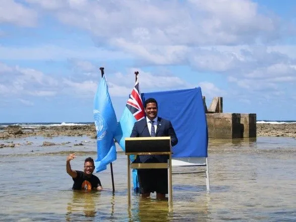 Голова МЗС Тувалу виступив на саміті COP26, стоячи по коліна в морській воді, аби привернути увагу до кліматичних змін