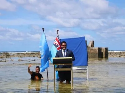 Глава МИД Тувалу выступил на саммите COP26, стоя по колени в морской воде, чтобы привлечь внимание к климатическим изменениям