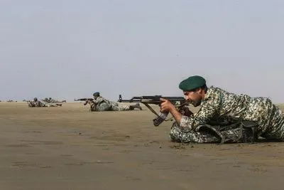 Иран начал военные учения у Персидского залива