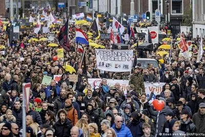 В Гааге прошли массовые протесты против ужесточения мер борьбы с пандемией