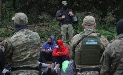Две группы мигрантов прорвались через границу с Польшей