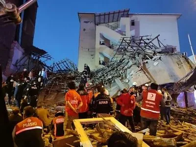 Щонайменше 10 людей зникли безвісти внаслідок обвалення будівлі в Туреччині