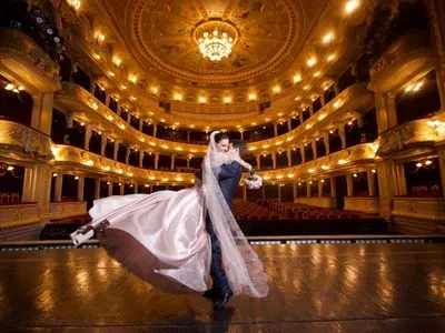 Диригентка Оксана Линів вийшла заміж за відомого скрипаля Андрія Мурзу: з'явились світлини з весілля