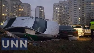 В Киеве такси Bolt вылетело с дороги на парковку: повреждены пять авто