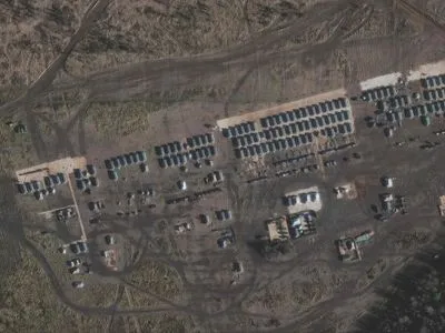 Bloomberg: Росія перекидає бойові танки до кордону з Україною