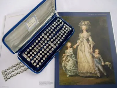 Christie's продал за 7 млн евро бриллиантовые браслеты Марии-Антуанетты